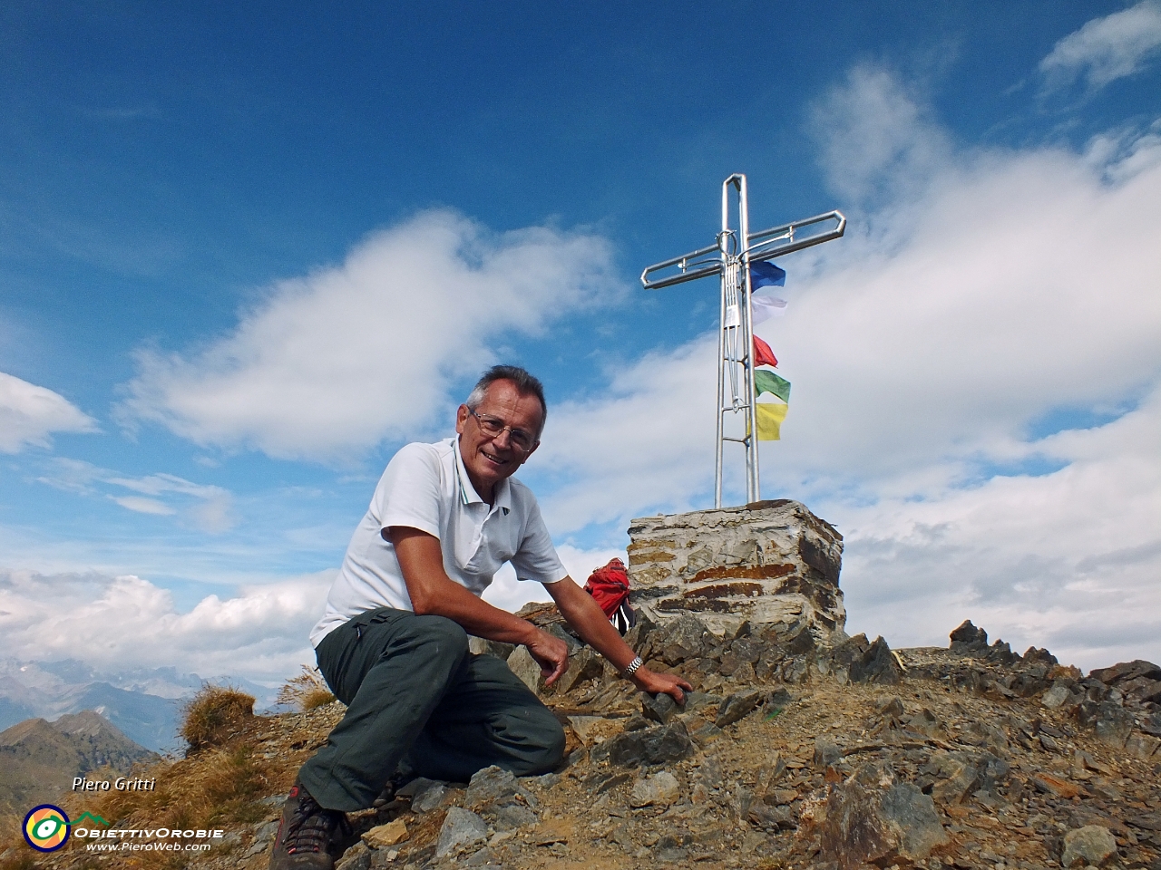 01  Alla croce di vetta del Pizzo Zerna (2572 m.).JPG